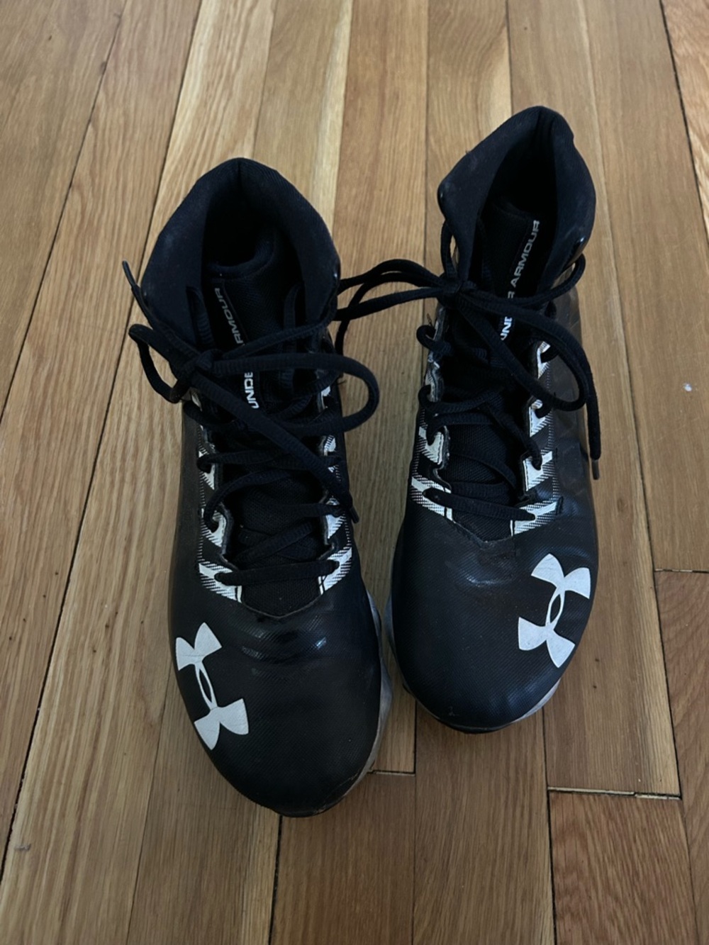 Used  Boys Under Armour Kids Black and White High-Top Athletic Cleats
Size 4.5